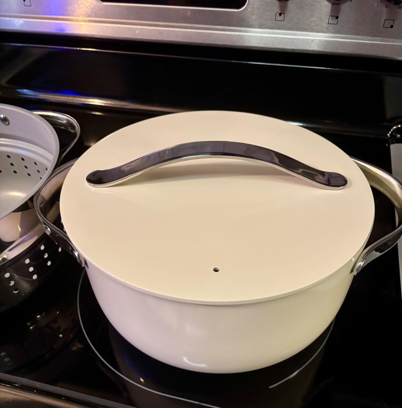 Good pan, lid could fit better