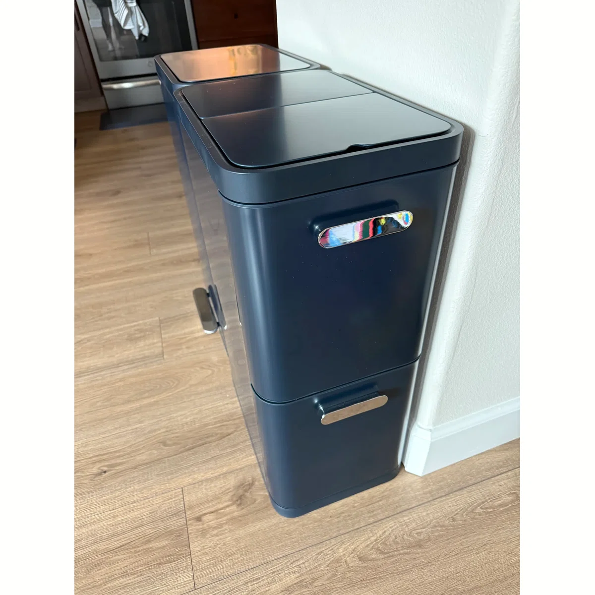 Top notch recycling bin